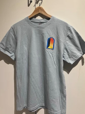 Ljusblå Casa Blanca t-shirt - Säljer denna riks feta casablanca thsirt eftersom den inte används längre, den är i prima skick och använd kanske 4 gånger och gått igenom 1 tvätt så inga synliga tecken på användning över huvudtaget passformen är regular/ loose, vid intresse eller frågor tveka inte på att skriva!👊🏼