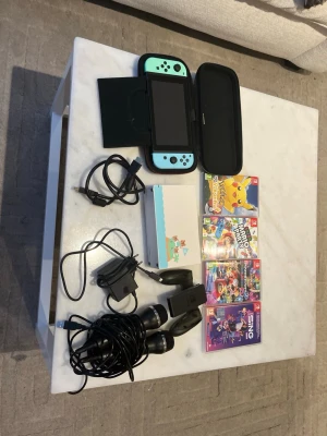 Nintendo Switch Animal Crossing Edition - Nintendo Switch Animal Crossing Edition med turkosa och gröna Joy-Cons, vit docka med Animal Crossing-motiv. Inkluderar kablar, Joy-Con grip, mikrofoner och fyra spel: Pokémon Let's Go Pikachu, Super Mario Party, Mario Kart 8 Deluxe och Let's Sing 2021. Hör av er vid några frågor🙂Pris kan diskuteras!