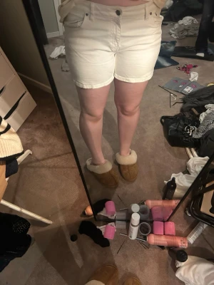 Vita midwaist shorts i bomull - Snygga vita shorts med midwaist passform och klassisk femficksdesign. Tillverkade i mjuk bomull med knapp och dragkedja framtill. Perfekta för varma dagar och enkla att matcha med olika toppar.