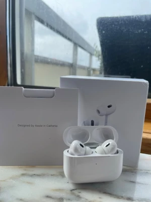 AirPods Pro - 🎧 AirPods Pro – Splitternya & Oanvända ✨ Säljer ett par helt nya Apple AirPods Pro i originalförpackning. Endast öppnade för fotografering – aldrig använda. ✅ Aktiv brusreducering (ANC) ✅ Transparensläge ✅ Fantastisk ljudkvalitet ✅ Trådlöst laddningsetui med USB-C-kabel ✅ Komplett med originalkartong, manualer och tillbehör Perfekta för musik, samtal, träning eller arbete. Smidig anslutning till iPhone, iPad och andra Apple-enheter. 📦 Skick: 10/10 – Helt nya 💰 Pris: 790. Pris kan diskuteras. 