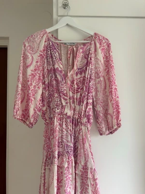 Rosa och vit blommig långklänning - Jättesöt sommar klänning från zara! 🩷