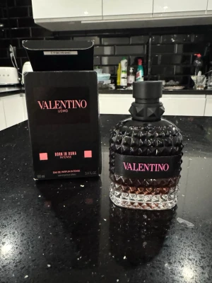 Valentino Uomo Born In Roma Intense - Lyxig parfymflaska från Valentino med svart och transparent mönstrad glasdesign och svart kork. Doften är Born In Roma Intense och flaskan rymmer 100 ml. Snygg och modern för dig som vill sticka ut med din doft.