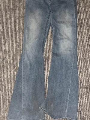 True religion jeans - Snygga blåa jeans från true religion. Low Rise flare.  Typ joey. Jag har sytt lite i midjan inget som syns men dom är lite mindre i midjan.