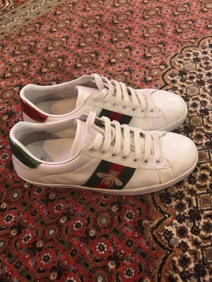 Gucci Ace Bee  - Säljer ett riktigt fint par gucci ace bee 🐝storlek 42 herr. Skorna är i jätte fint skick och har mycket kvar att erbjuda! (Påsen ingår också) Priset är inte hugget i sten och kom DM för mer information.