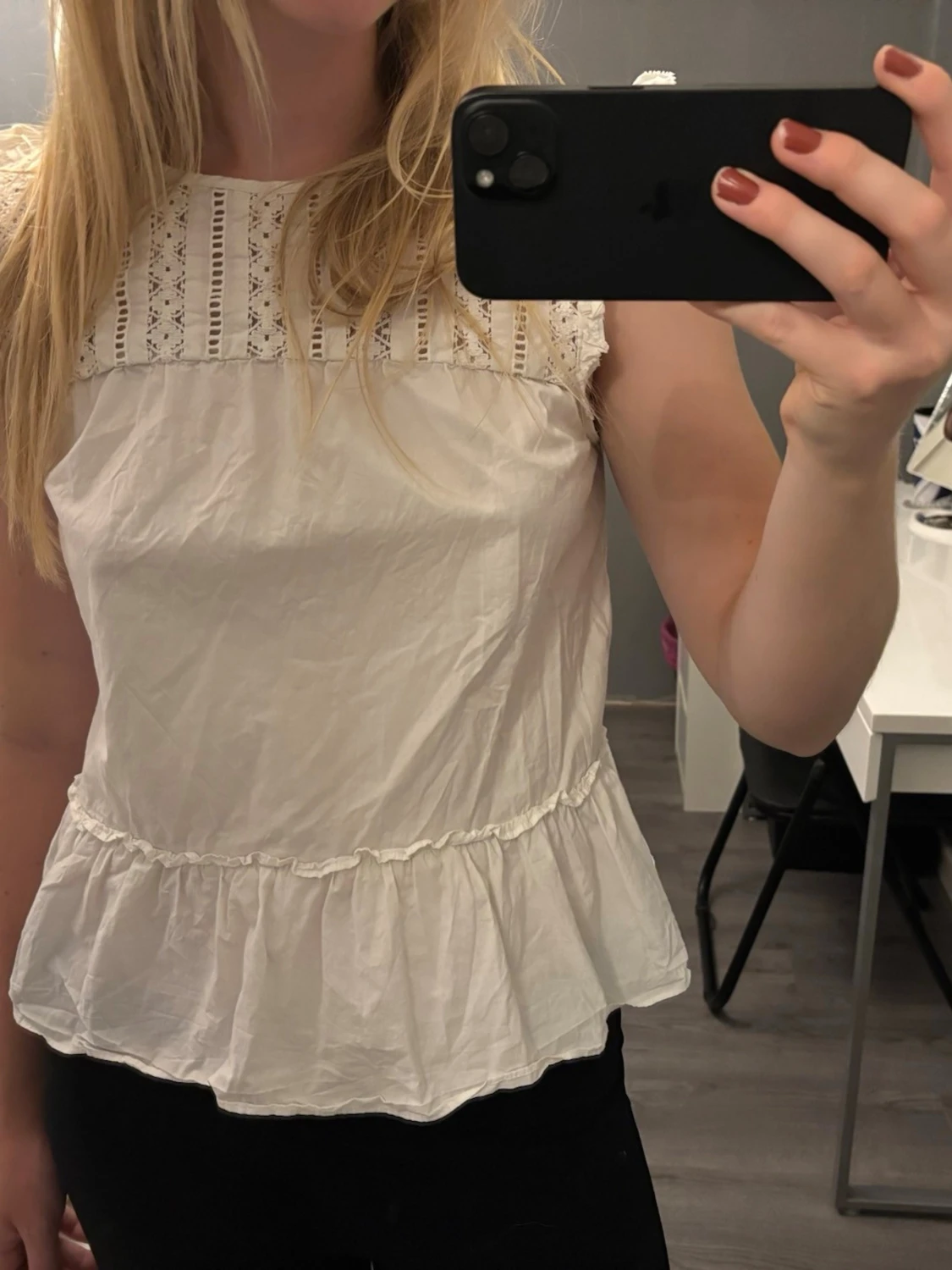 Vit blus med spets och volang