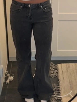 Mörkgrå boocut jeans från Gina  - Jätte snygga, har knappar på bakfickorna. Skriv för fler bilder eller detaljer 