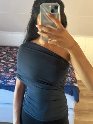 Grå oneshoulder topp - Topp från Gina, använd fåtal gånger. Den är stretchiga och passar xs/s