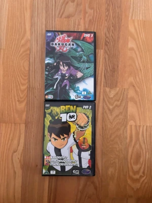 Bakugan och Ben 10 DVD-volymer - Två DVD-volymer med anime och tecknat: Bakugan Battle Brawlers DVD 3 och Ben 10 DVD 2. Omslagen har färgstarka illustrationer med karaktärer från serierna. Perfekt för dig som gillar actionfyllda äventyr och samlar på tecknade serier.