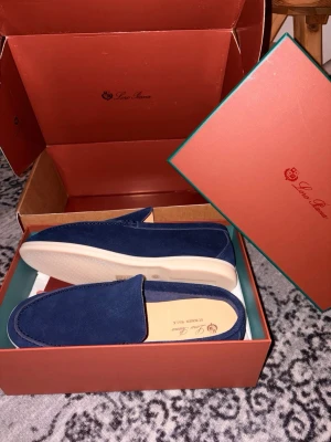 Loro Piana - Snygga loafers i blå mocka från Loro Piana. Skorna har en stilren design med vit sula och diskreta sömmar. Insidan är ljus och märkt med Loro Piana-loggan. Storlek 45, helt nya