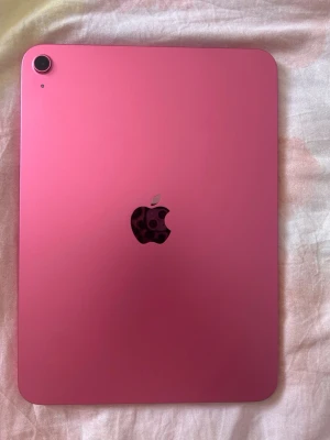 iPad 11 A16 - Säljer en Apple iPad 11" med A16-chip och 128 GB lagring.  iPaden är köpt i november 2025 och fungerar utan problem. Batterihälsan är normal. 128 GB lagring Färg: Rosa A16-chip 11-tums Liquid Retina-skärm Batterihälsa: Normal Köpt i november 2025 Ingår: Originalkartong USB-C-laddkabel (adapter ingår inte) Säljs eftersom den inte längre används. Hör gärna av dig vid frågor eller om du vill ha fler bilder💕💕