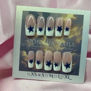 Obsessed (S);Medium Square - Snygga press-on naglar i en medium lång fransk manikyrstil med nude bas och vit tipp, dekorerade med  blåa stjärnor på varje nagel. Naglarna har en square form och är perfekta för att snabbt fixa en trendig look.S: 15 mm, 11,5 mm, 12 mm, 11 mm, 9 mm 