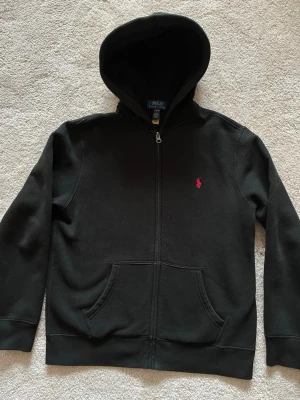 Svart hoodie från Polo Ralph Lauren - Snygg och stilren hoodie med luva från Polo Ralph Lauren som passar till alla typer av outfits!  