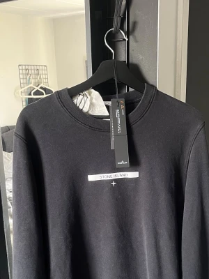 Svart sweatshirt från Stone Island - Stone Island tröja som inte passar längre. Storlek M. Köpt på nk där tags och kvitto finns kvar. 