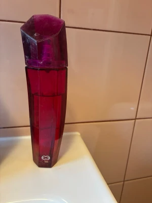 Escada magnetism parfym - Säljer en escada magnetism, 50 cl kanske 70 procent kvar. Den har stått i skåpet cirka fem år men luktar som den ska, det vill säga mkt gott. Men därav det billiga priset. Kan hämtar i Sthlm eller skickas. 