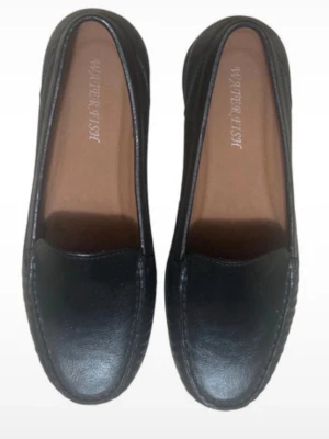 Svarta loafers från WATER FISH - Stilrena svarta loafers från WATER FISH med klassisk design. Perfekta för dig som gillar enkel och tidlös stil.