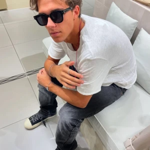 Acne Studio jeans - Snygga grå jeans från Acne Studios med klassisk femficksdesign och raka ben. Jeansen har en cool tvättad look med ljusare partier och subtila slitningar. Perfekta för dig som gillar stilrena och trendiga jeans med en modern vibe. Storlek: 30/34 blå konst sällsynt kollektion  pris för att diskutera