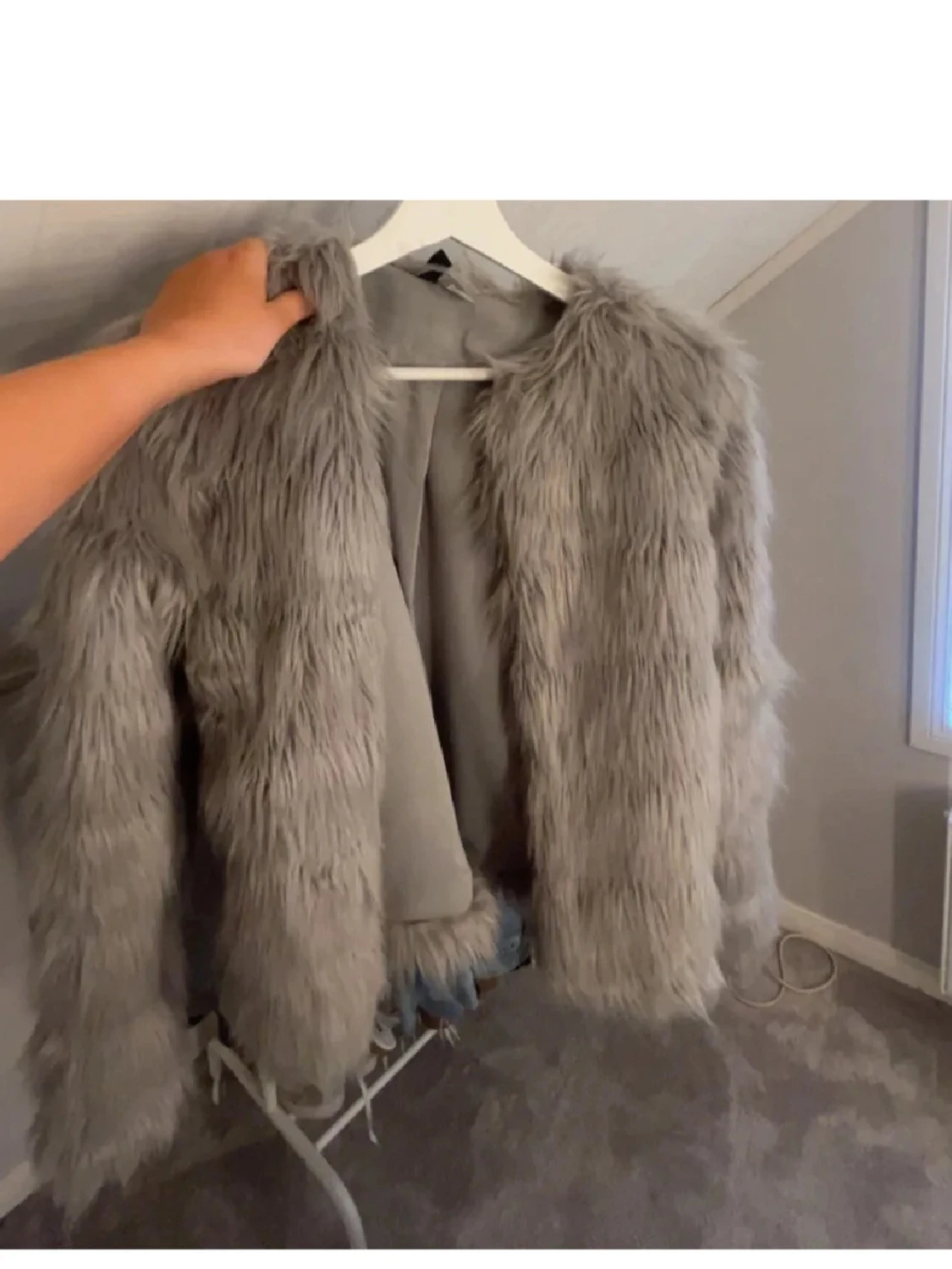 Grå fluffig pälsjacka