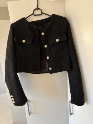 Svart jacka  - Svart jacka, använt skick men super fin dock blivit för liten upptill på mig nu 🌻 ▪️ TikTok- Ginise   