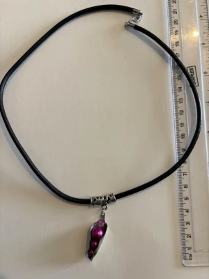 Svart halsband med lila pärlhänge - Gjord från gamla bestick, nickelfri 