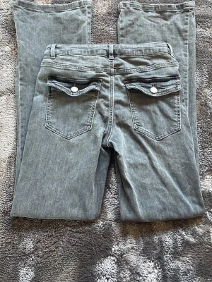 Grå bootcut jeans från Kappahl  - Snygga grå bootcut jeans från Kappahl säljer för fem inte kommer till användning använda kanske 1-2 gånger💕pris kan diskuteras 
