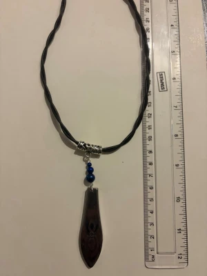 Silvrigt halsband med blå pärlor - Gjort från gamla bestick, nickelfri