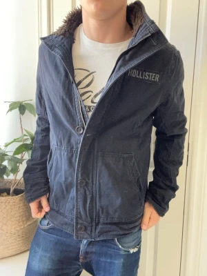 Hollister fur jacka  - Hollister fur jacka, stor på modellen. Inga defekter! Modellen i bilderna är 180 cm 75 kg och bär Storlek M , Kom med frågor! 🌟 (Kan gå ned i pris vid köp av paket 😉) 