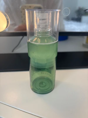 Milk Makeup Hydro Grip Primer - Milk Makeup Hydro Grip Primer i en genomskinlig grön plastflaska med pump och lock. Primern är gelbaserad och ger en återfuktande känsla som gör att sminket sitter bättre hela dagen. Perfekt för dig som vill ha en fräsch och glowig bas.