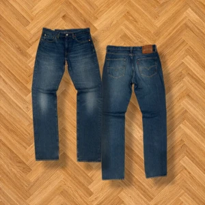 Vintage Levis jeans blå jeans size 32/34 - Midjemått - 39,5cm Benöppning - 18cm Totallängd - 109cm      