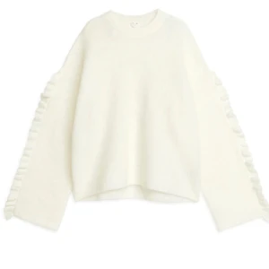 Stickad tröja med volang - säljer denna fina tröja då den inte kommit till användning ❣️