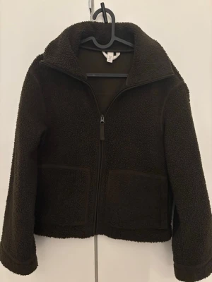 Grön teddyjacka - Perfekt för kyliga dagar och enkel att matcha med olika outfits. Kommer ej till användning!!