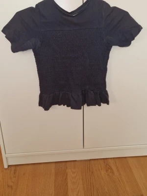 Marinblå topp  - En gullig marinblå topp som har använts några gånger 💕 säljer då jag har växt ur den ❤️