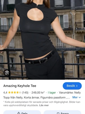 Nelly keyhole topp  - Snygg svart  topp med urringning och figurnära passform. Perfekt att styla med jeans eller kjol för en enkel och trendig look. Tidlös design som passar till många olika outfits.