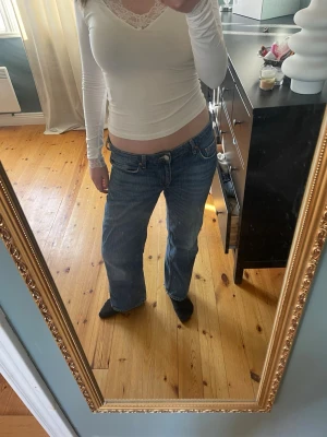 Raka jeans med låg midja - Lågmidjade, raka jeans från Weekday i modellen ”arrow”. Fint skick, säljer då de tyvärr inte kommer till användning längre. Nypris 700. Skriv för minsta fundering/prisförslag. Storlek W30 L30