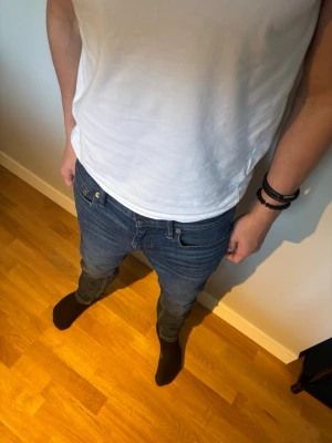 Polo Ralph Lauren jeans - Säljer ett par blå slim fit jeans från RL med klassisk femficksdesign och extremt snygga fades. Jeansen har normal midja och är tillverkade i ett stretchigt denimtyg för skön passform . W28 men sitter som W29-30