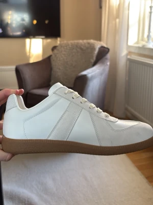 Vita sneakers från Maison Margiela - Snygga vita sneakers från Maison Margiela storlek 42 ruskigt bra skick 
