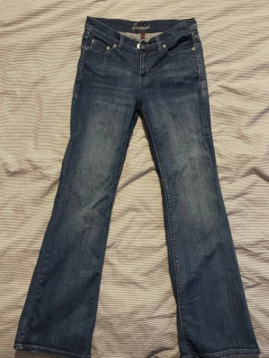 Jeans  - Mid waist snygga jeans! De är bootcut/lite baggy. Mycket bra skick som på bilderna. Måtten finns på bilderna. Köpt på Vinted ett tag sen. Storlek s/m Säljer för jag aldrig använder de längre och de är förstora. Pris kan diskuteras Lite slitna längst ner