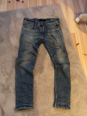 Replay jeans anbass - Ljusblåa replay anbass jeans. Storlek 27/30. Jätte bra skick. Dom sitter slim. Bra nu till sommaren☀️Priset är inte hugget i sten🪨 bara höra av er vid frågor🙌