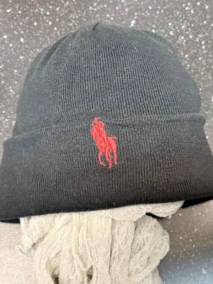 Svart ribbstickad mössa från Polo Ralph Lauren - Helt ny och äkta 