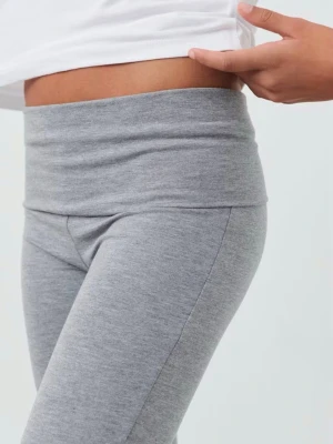 Grå bootcut leggings med hög midja - Säljer ett par grå leggings med bootcut-modell och bred, hög midja. De är tillverkade i mjukt och stretchigt material som sitter skönt mot kroppen. Perfekta för en avslappnad och trendig look.