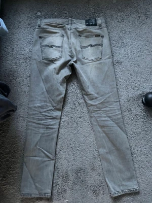 Grå Nudie Jeans (Lean Dean) - Tja, säljer ett par schyssta Nudie jeans. Storlek W32 L34 och i bra skick. Skriv till mig vid minsta fundering. Mvh marius 
