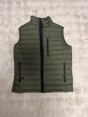 Peakperformance väst  - Helt ny oanvänd Peakperformance väst i olivegreen färg, storlek M
