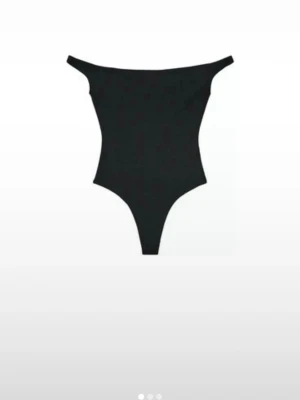 Svart body  - Snygg svart off shoulder body. Helt ny och aldrig använt.💕
