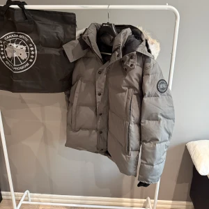 Grå canada goose Wyndham  - Säljer en snygg grå Wyndham canada goose jacka med black label. Storlek S. Han på bild är ca 175. Pris kan diskuteras vid snabb affär!