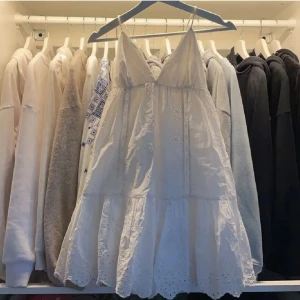 Vit sommarklänning Zara  -  Söt sommrig klänning med hålbroderi från Zara i storlek XS.❤️ Säljer då den inte längre kommer till användning. 