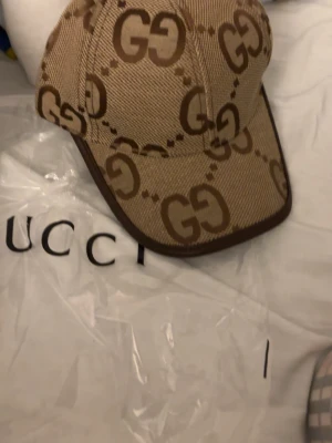 Beige keps - Snygg beige keps .