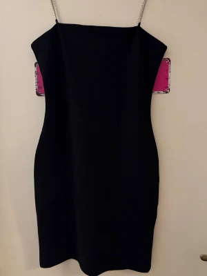 Svart festklänning med strassband - En svart klänning med strassband som passar mer till fest.