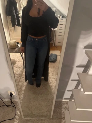 Blå utsvängda jeans - Jätte fina mörk blåa jeans från only. Storlek M men passar en S då jag är en S. Byxorna är 32 i längden. Jag skulle säga att dom är med waist men de är olika från person till person. Dom är knappt använda, endast 2-3 gg. 