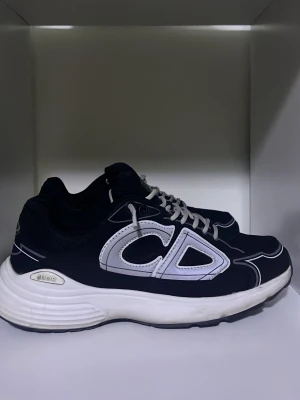 Svarta  sneakers med vita detaljer - Säljer de för he massa andra skor har använt dem ganska mycket så nu har jag tröttnat på de. Inga hål i skorna ✅ men de är ganska smutsiga.