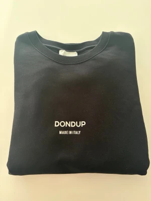 Dondup Tröja - Klassisk stilren svart sweatshirt från Dondup. Skicket är minst 9/10 inte mycket använd och storlek M. Skriv vid frågor!