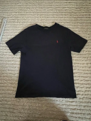 Polo Ralph lauren tröja - Snygg Ralph lauren T-shirt som är marinblå och perfekt till sommaren. Hör av er vid frågor